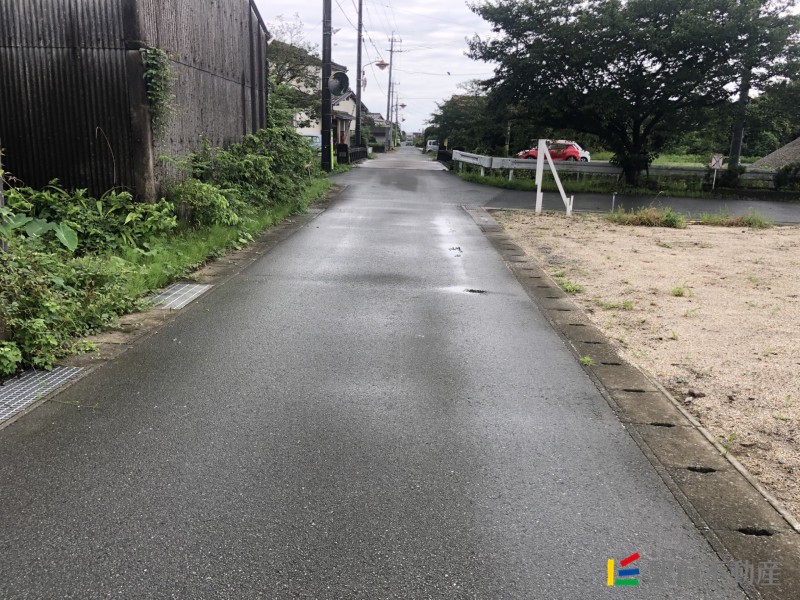 南側道路。東側より撮影
