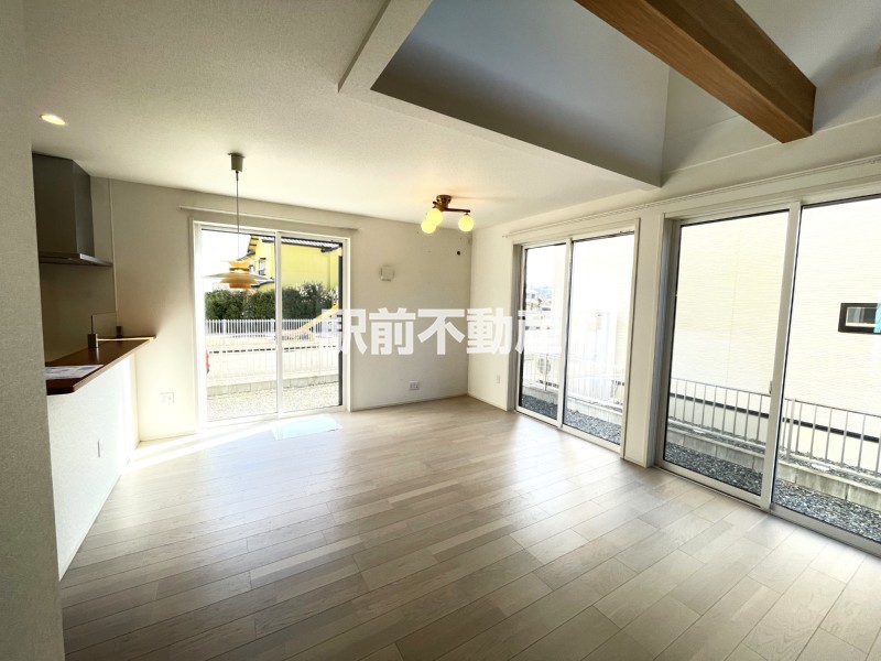 みんなが集う明るいリビング