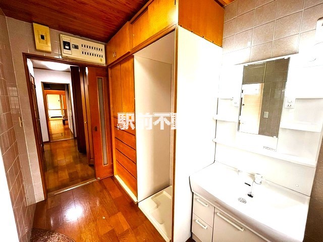 洗面脱衣室には収納棚有