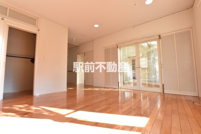 広々明るい寝室