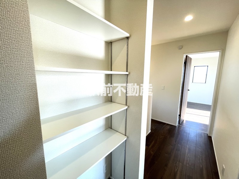 廊下にも収納スペース♪