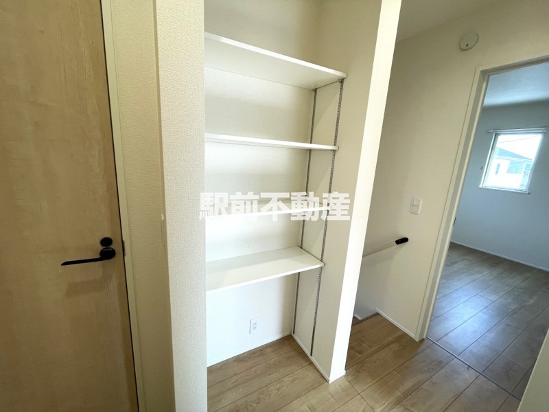 2階の廊下にも可動棚