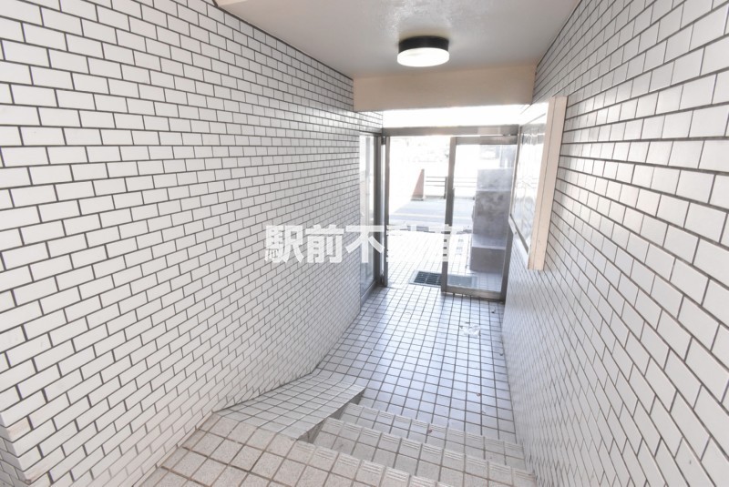 建物を背にして右側