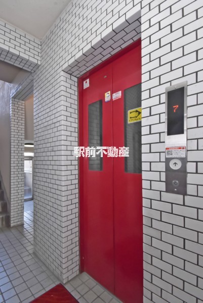 建物を背にして左側