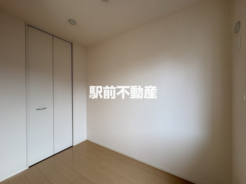 洋室にも収納付いてます♪