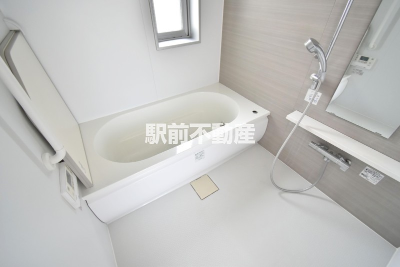 窓付きのバスルーム