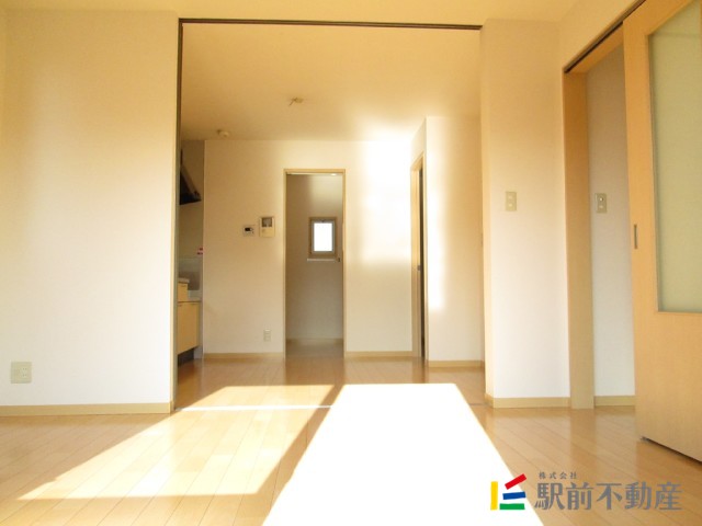 洋室とダイニングの様子